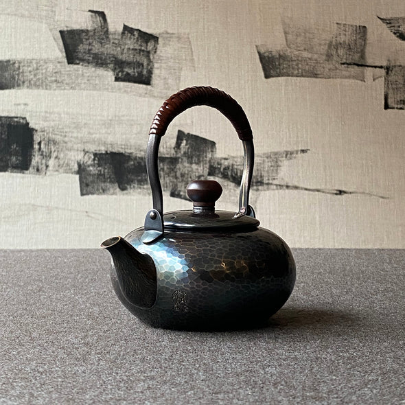 Hand-hammered Flat Teapot 300ml Shikinshoku